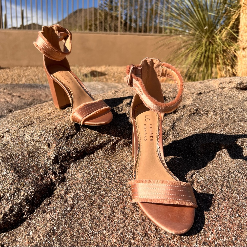 ⬇️💲LC Lauren Conrad Block Heel Size 6M Blush